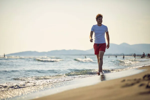Joven Caminando Por Playa Junto Agua Paseo Recreativo Vacaciones Verano —  Fotos de Stock