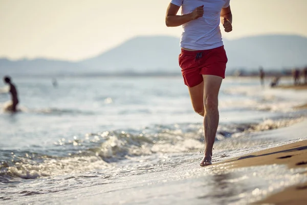 有运动魅力的人在海滩上慢跑 享受阳光 享受健康的生活方式 — 图库照片
