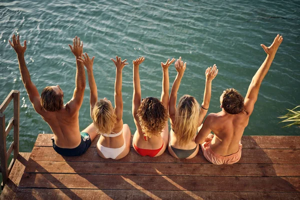 Boldog Barátok Kikötőben Víz Mellett Élvezze Felemelt Karokkal Nyaralás — Stock Fotó