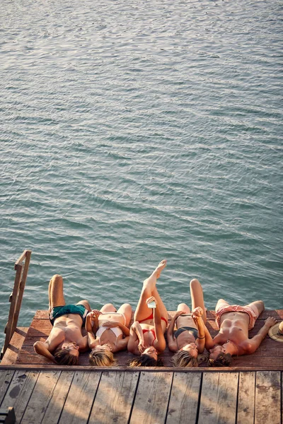 Glückliche Menschen Verbringen Ihre Freizeit Gemeinsam Urlaub Dock — Stockfoto