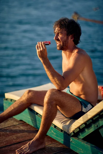 Joven Hombre Atractivo Muelle Junto Agua Durante Día Soleado Verano — Foto de Stock