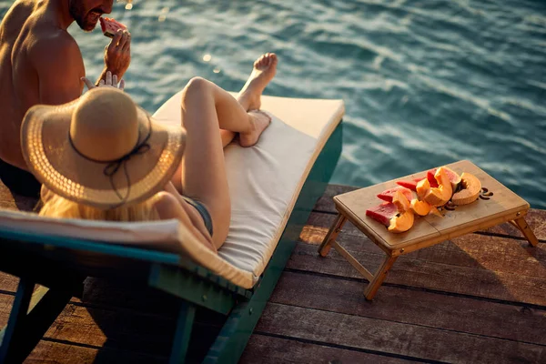 Leende Man Och Flicka Äter Vattenmelon Brygga Vid Vattnet Sommarsolnedgången — Stockfoto