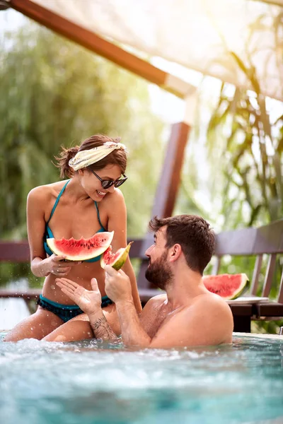 Glückliches Paar Erfrischt Sich Mit Wassermelone Schwimmbad — Stockfoto