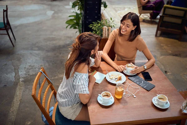 Junge Schöne Freundinnen Beim Kaffee Café Man Plaudert Miteinander Und — Stockfoto