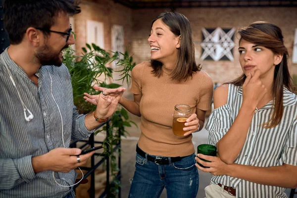 Jovens Bar Divertirem Juntos Amigos Conversar Amizade União Conceito Divertido — Fotografia de Stock