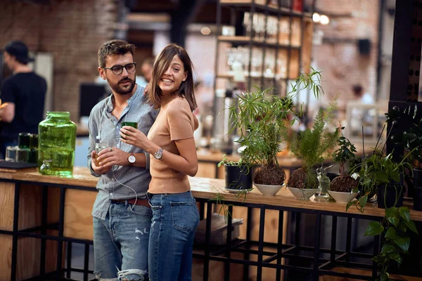 カフェで楽しい時間を過ごしている若いカップル 陽気な人々は バーに立っている 楽しく 団結し ライフスタイルのコンセプト — ストック写真
