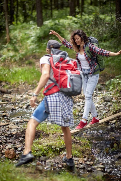 Young Couple Hiking Forest Crossing Creek Boyfriend Reaches Out Help — Stock Photo, Image