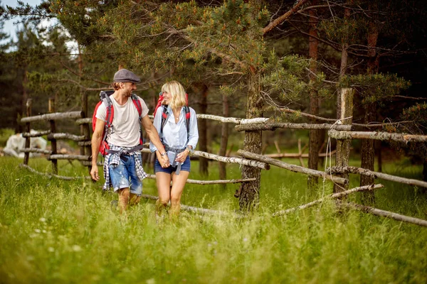 Young Couple Love Enjoys Chatting While Hiking Beautiful Day Nature — Stock Photo, Image