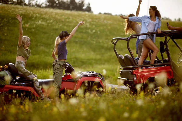 Atv Quad Bike Mountains Friends Érezzék Jól Magukat Utazás Együtt — Stock Fotó