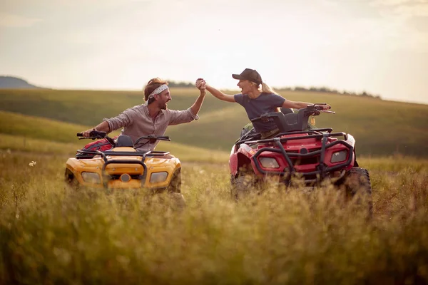 Doi Prieteni Entuziasmați Conducând Quad Împreună Natură Conceptul Vacanță Activă — Fotografie, imagine de stoc