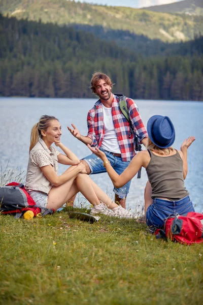 Skupina Přátel Chatování Při Odpočinku Jezera Během Horské Turistiky Krásného — Stock fotografie