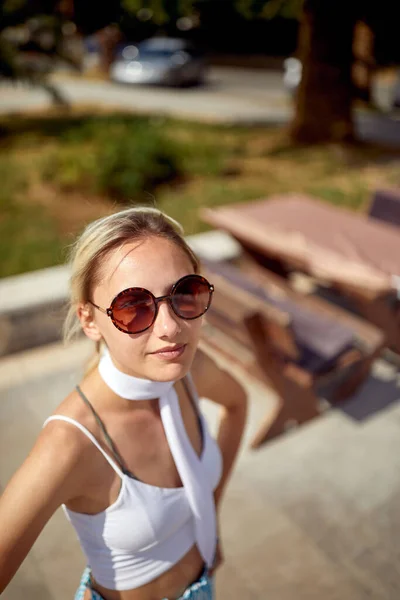 Lässige Blondine Mit Sonnenbrille Die Sommerurlaub Draußen Der Natur Chillt — Stockfoto