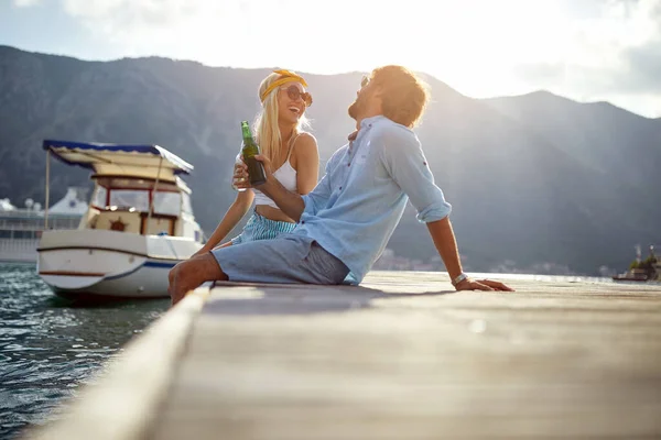 Genç Mutlu Bir Çift Sahilde Iskelede Oturuyor Güneşli Bir Günde — Stok fotoğraf