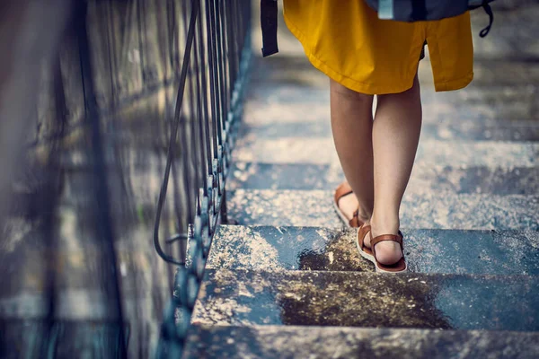 Ноги Прогулюються Старими Міськими Вулицями Прекрасний Дощовий День — стокове фото