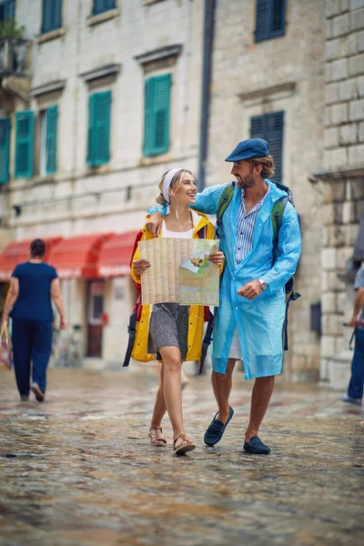 Glückliches Reisepaar Erkundet Einem Regnerischen Tag Gemeinsam Die Stadt — Stockfoto