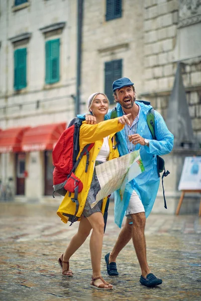 Yağmurluklu Genç Güzel Bir Çift Şehirde Yürüyor Neşeli Neşeli Hisseden — Stok fotoğraf