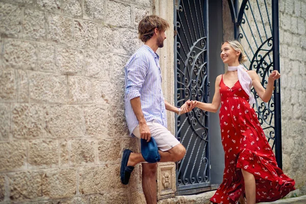 Romantic Caucasian Couple Walk Trough Old Town Together — Stock Photo, Image