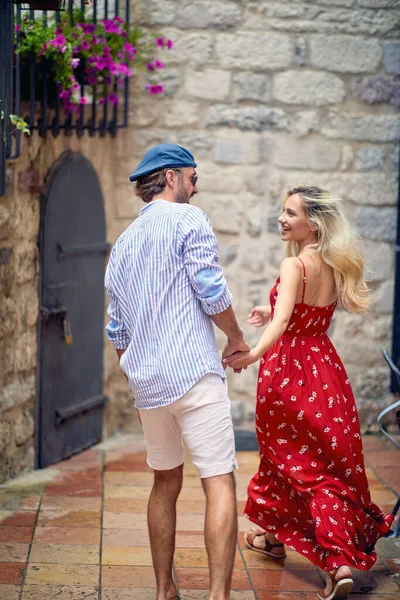 Junger Mann Und Frau Spazieren Gemeinsam Auf Der Straße Touristenpaar — Stockfoto