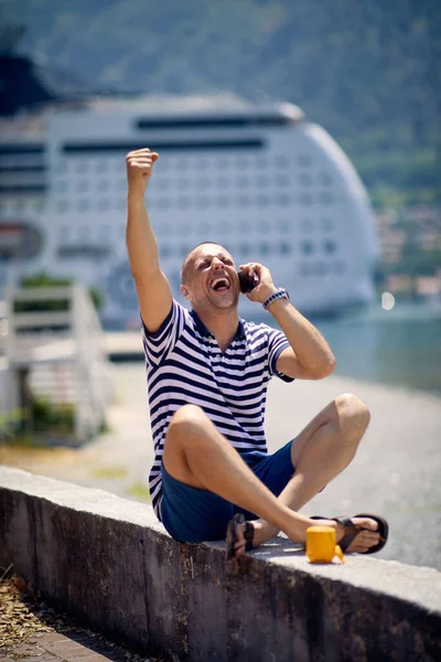 Pemuda Bahagia Turis Berbicara Pada Smartphone — Stok Foto