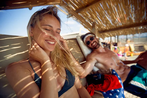 Kumsalda Eğlenen Bir Çift Erkek Kadına Sevgi Gösteriyor Saçlarını Okşuyor — Stok fotoğraf