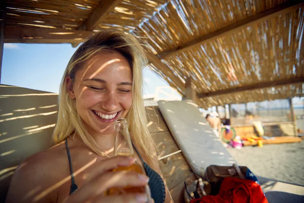 Una Joven Encantadora Bebiendo Cerveza Playa Sentada Tumbona Vacaciones Lesiones —  Fotos de Stock