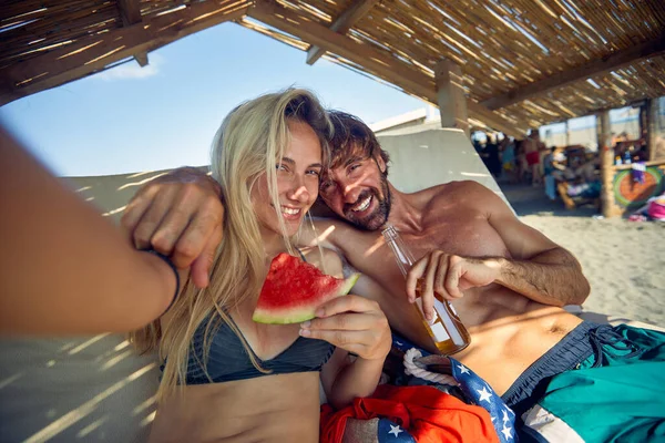 Feliz Hombre Mujer Vacaciones Disfrutando Juntos Playa Haciendo Selfie —  Fotos de Stock