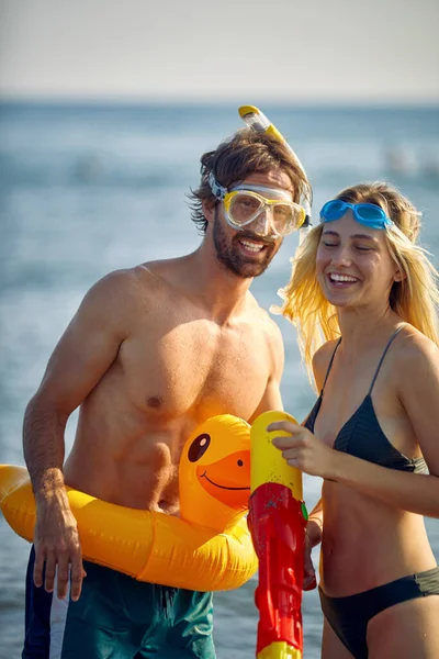 Retrato Casal Brincalhão Praia Homem Com Flutuador Pato Borracha Óculos — Fotografia de Stock