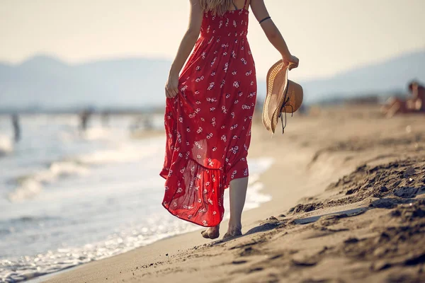 Γυναίκα Κόκκινο Φόρεμα Απολαμβάνοντας Περπάτημα Στην Παραλία Στο Όμορφο Ηλιοβασίλεμα — Φωτογραφία Αρχείου