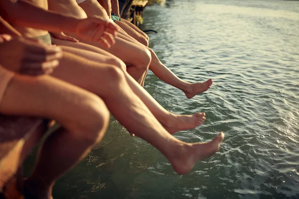Κρεμασμένα Πόδια Στο Όμορφο Νερό Και Απολαμβάνοντας — Φωτογραφία Αρχείου