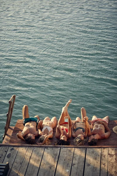 Άνθρωποι Στις Αποβάθρες Της Λίμνης Νέοι Φίλοι Στις Διακοπές — Φωτογραφία Αρχείου