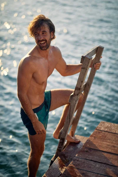 Mann Genießt Urlaub Auf Reisen Junger Mann Mit Muskulösem Körper — Stockfoto