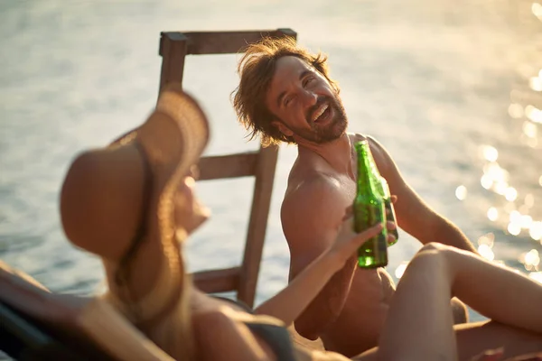 Gülümseyen Adam Kız Yaz Günbatımında Bir Rıhtımda Birayla Kadeh Kaldırıyorlar — Stok fotoğraf