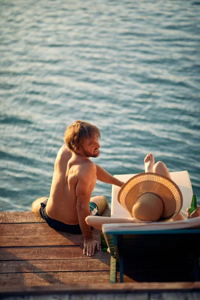 Romantische Jonge Man Vrouw Relaxing Man Meisje Een Vakantie Reis — Stockfoto