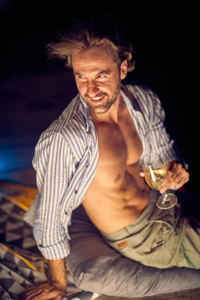 Hombre Romántico Noche Luna Beber Vino — Foto de Stock