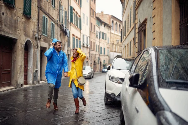 Yağmurluk Giymiş Neşeli Genç Bir Çift Huzurlu Bir Atmosferde Şehirde — Stok fotoğraf