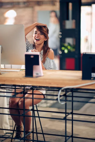年轻漂亮的女人在她的电脑上工作 喝咖啡 自由职业 生活方式概念 — 图库照片
