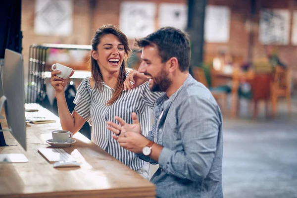 職場でのプロジェクトの話し合い 職場でのブレインストーミング オフィスでの若い男性と女性の同僚 コーヒーブレイクで笑う — ストック写真