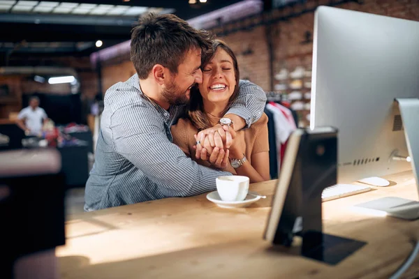 コーヒーブレイクの若い美しいカップルは コンピュータのデスクトップで作業し 一緒にテーブルに座っています ビジネス チームワーク ブレインストーミングのコンセプト — ストック写真
