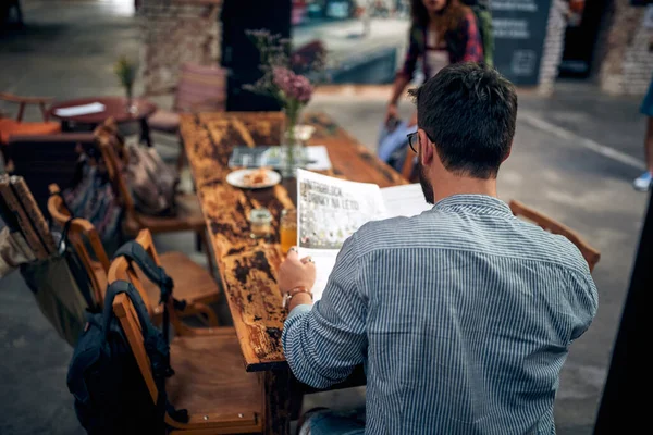 Вид Сзади Молодого Человека Читающего Газету Кафе Сидящего Одиночестве Столом — стоковое фото