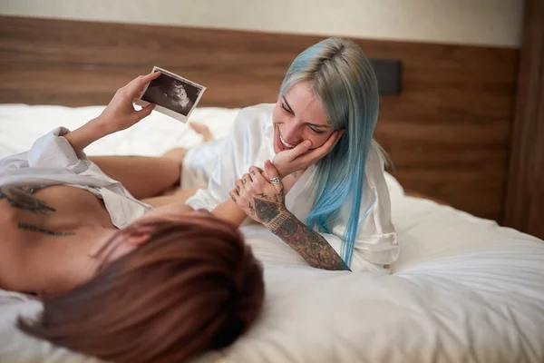 Lovely Lesbian Couple Sharing Pregnancy Test Results Together — Stock Photo, Image