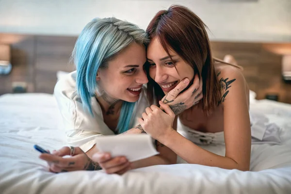 Szczęśliwa Para Lesbijek Łóżku Patrząc Ultradźwiękowy Obraz Przyszłego Dziecka — Zdjęcie stockowe