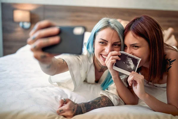 Šťastný Lesbický Pár Oznamuje Těhotenský Test Výsledky Společně — Stock fotografie