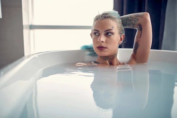 Porträt Eines Sexy Mädchens Das Einer Badewanne Badet Hedonistischer Lebensstil — Stockfoto