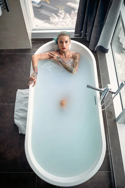 浴袍浴缸里女人的头像 — 图库照片