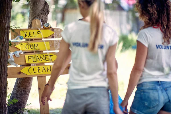 Eco Volunteers Saving Earth Planet Collecting Garbage Waste Recycling — Stock Photo, Image