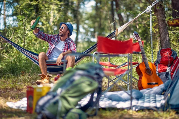 キャンプ 旅行のコンセプト 若い男はキャンプ旅行に楽しい時間を持っています — ストック写真