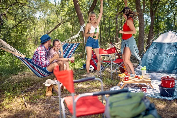 Gruppe Muntre Venner Har God Tid Lejren Skoven Smuk Dag - Stock-foto