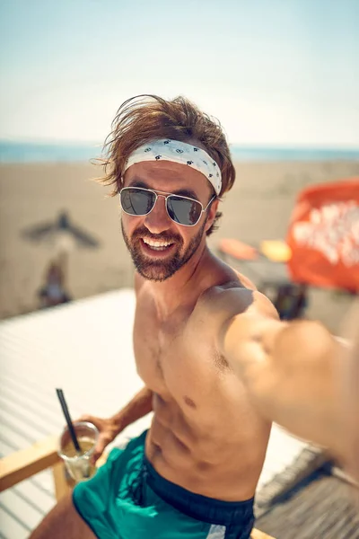 Młody Wesoły Seksowny Mężczyzna Plaży Robi Selfie Trzyma Koktajl Człowiek — Zdjęcie stockowe
