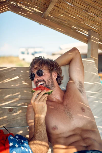 Shirtless Quente Caucasiano Macho Comer Uma Melancia Praia — Fotografia de Stock