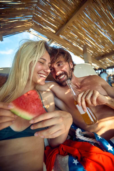 ビーチで一緒に楽しむ休暇中の幸せな男と女 — ストック写真